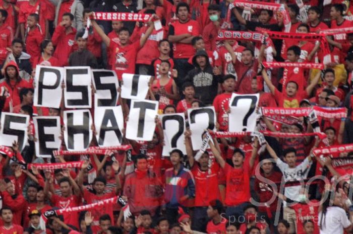 Suporter Persis Solo saat memberikan dukungannya kepada tim.