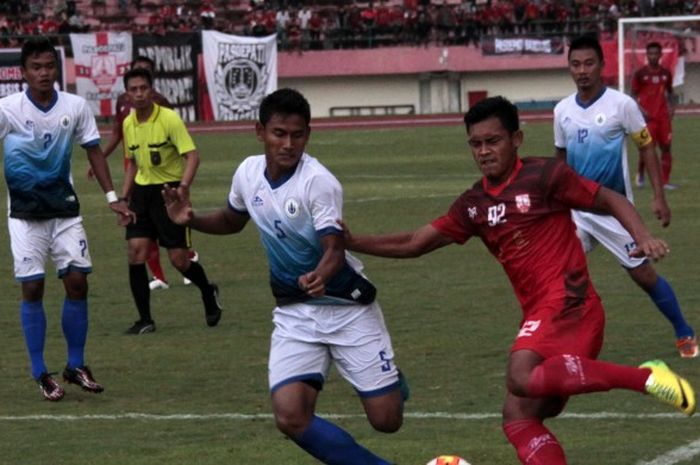 PSCS Haudi Abdullah (putih) vs Persis Bayu Nugroho di laga ISC B.