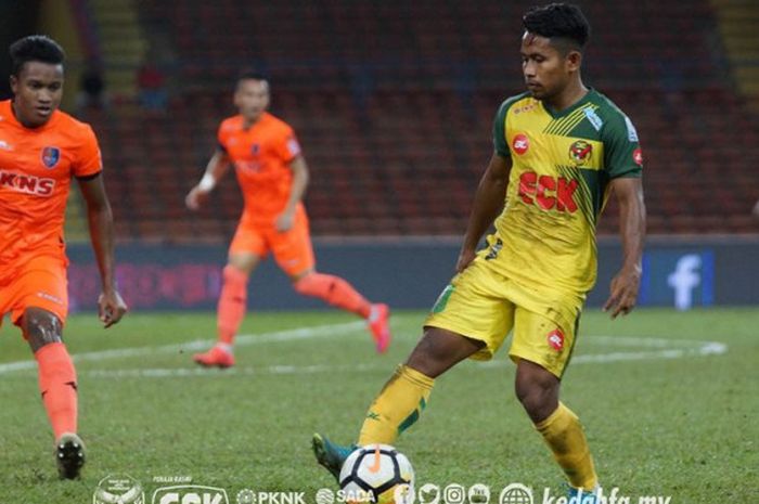   Winger Kedah FA asal Indonesia, Andik Vermansah (kanan) saat beraksi kontra tuan rumah PKNS FC pada laga keempat Liga Super Malaysia 2018 di Stadion Shah Alam, Selangor, Minggu (25/2/2018) malam.   