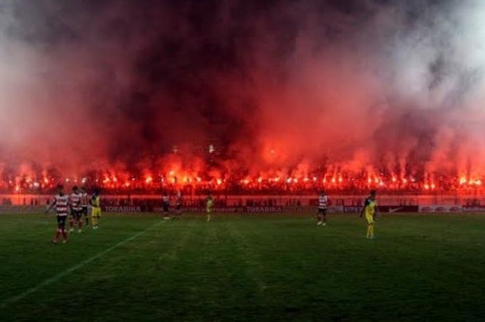 Laga Madura United kontra Persiba Balikpapan pada babak kedua sempat dihentikan karena adanya flare yang mengganggu di Stadion Gelora Bangkalan, Senin (13/06/2016) malam. 