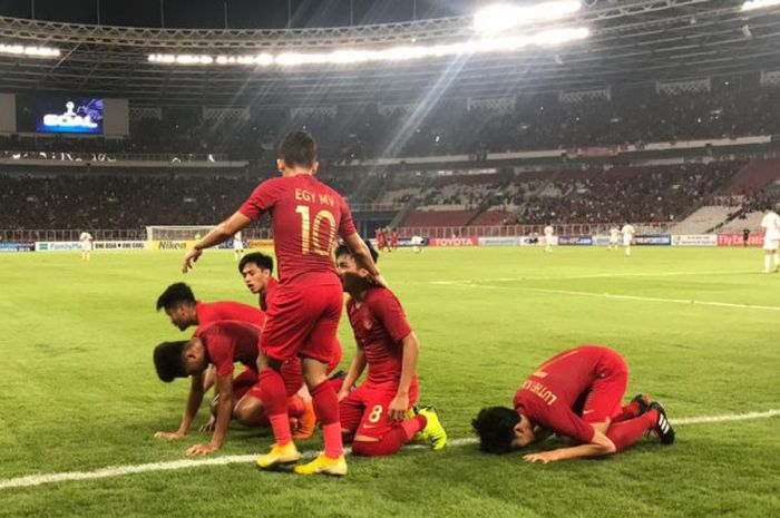 Para pemain timnas U-19 Indonesia merayakan gol Witan Sulaeman ke gawang Uni Emirat Arab pada laga fase grup Piala Asia U-19 di Stadion Utama GBK, Jakarta, Rabu (24/10/2018).