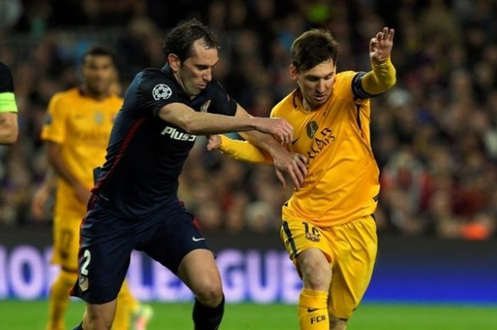 Bek tengah Atletico Madrid, Diego Godin (tengah), mengawal ikon FC Barcelona, Lionel Messi, dalam laga leg kedua perempat final Liga Champions di Vicente Calderon, Rabu (13/4/2016).