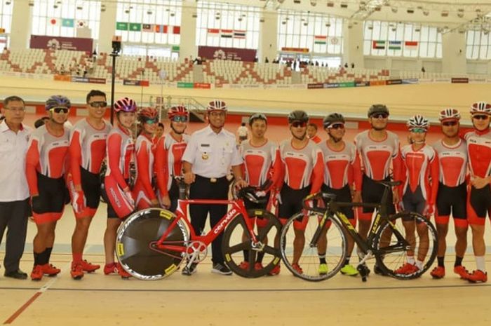 Gubernur DKI Jakarta, Anies Baswedan, berfoto bersama atlet balap sepeda Indonesia di JIV.