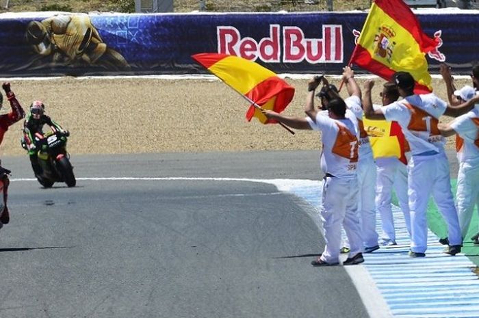 Pebalap Ducati, Jorge Lorenzo (kiri), mengangkat tangannya setelah finis di urutan ketiga pada balapan GP Spanyol di Sirkuit Jerez, Spanyol, Minggu (7/5/2017).