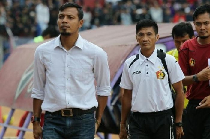 Pelatih Persik, Bejo Sugiantoro sebelum laga timnya kontra Metro FC pada uji coba di Stadion Brawijaya, Kediri, Sabtu (18/3/2017).