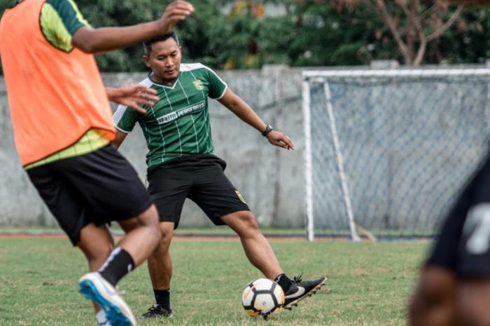 Pelatih fisik Persebaya Surabaya, Rudy Eka Priyambada, ikut memimpin latihan tim pada Kamis (10/1/20