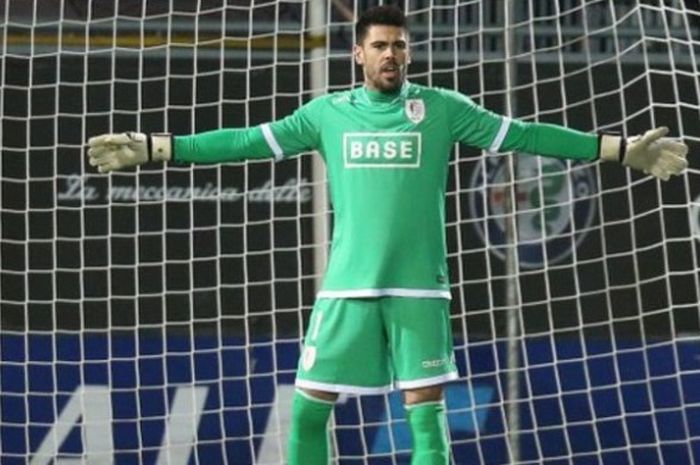 Kiper Victor Valdes saat melakukan debut bersama Standard Liege menghadapi Oud-Heverlee Leuven di Stadion Den Dreef, Heverlee, Belgia, menghadapi Oud-Heverlee Leuven pada Sabtu (30/1/2016).