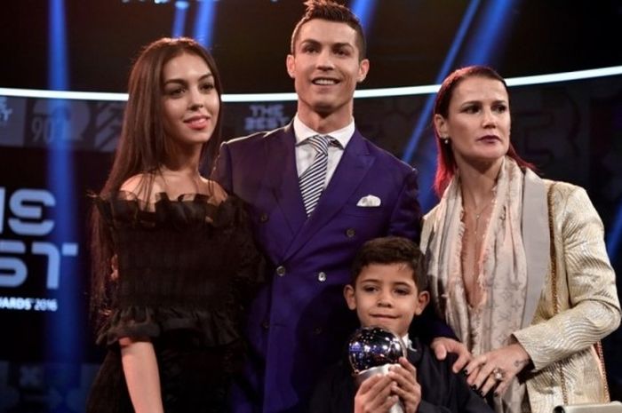 Megabintang Portugal, Cristiano Ronaldo (tengah), berpose bersama kakak perempuannya, Elma (kanan), putranya, Cristiano Jr. (bawah), serta pasangannya, Georgina Rodriguez, dalam acara anugerah The Best FIFA Football Awards di Zurich, Swiss, 9 Januari 2017.