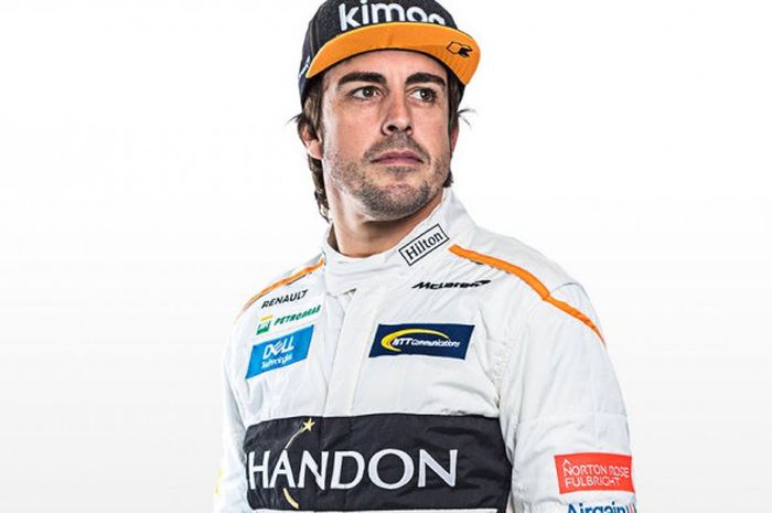 Pebalap tim McLaren-Renault, Fernando Alonso, berpose pada sesi foto Formula 1 (F1) musim 2018.