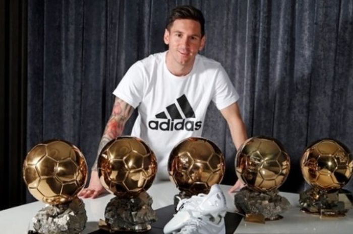 Lionel Messi mendapatkan sepatu Messi15 untuk menandai kesuksesan memenangi Ballon d'Or kelima.