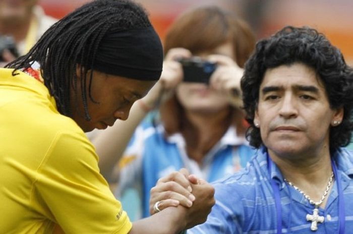 Pemain Brasil Ronaldinho berjabat tangan dengan legenda timnas Argentina, Maradona, di momen penyerahan medali pada ajang Olimpiade Beijing pada 23 Agustus 2008.