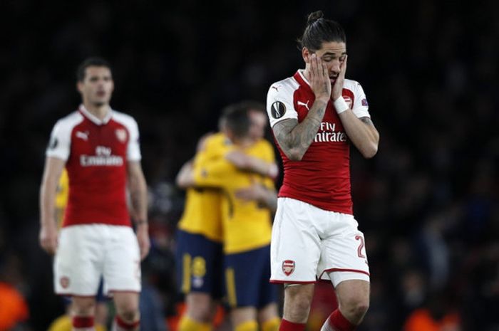 Ekspresi bek kanan Arsenal, Hector Bellerin, seusai laga leg pertama semifinal Liga Europa kontra Atletico Madrid di Stadion Emirates, London, Inggris pada 26 April 2018.