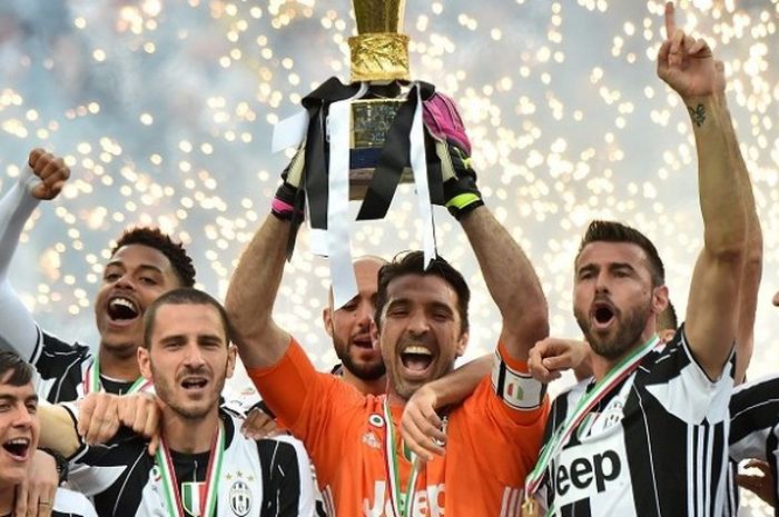 Para pemain Juventus merayakn gelar Scudetto yang ke-32 usai laga kontra Sampdoria di Stadion Juventus, Sabtu (14/5/2016).