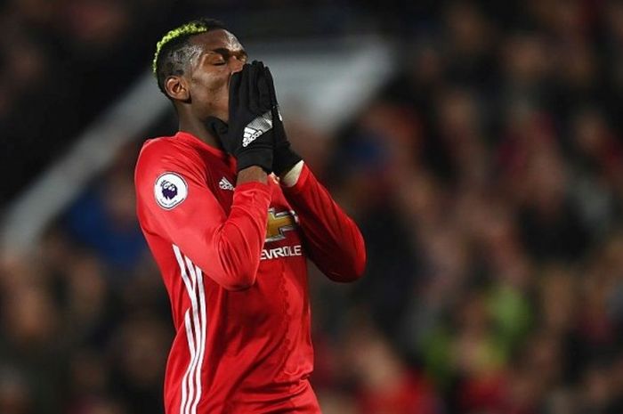 Gelandang Manchester United, Paul Pogba, bereaksi setelah gagal menuntaskan peluang ke gawang Liverpool pada laga Manchester United vs Liverpool di Old Trafford, Manchester, pada Minggu (15/1/2017).