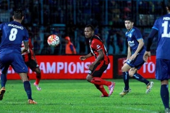 Duo gelandang Arema, Raphael Maitimo dan Hendro Siswanto saat membela timnya menghadapi Persipura di Stadion Kanjuruhan, Kabupaten Malang, 26 Juni 2016. 