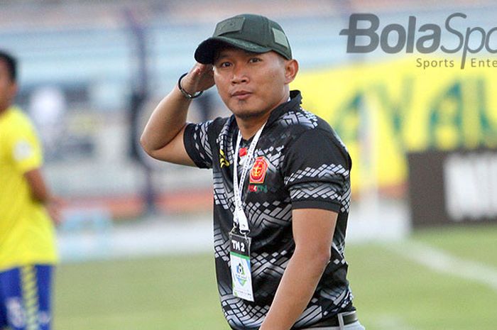 Pelatih PS TNI, Rudy Eka Priyambada usai pertandingan kontra Persegres di stadion Surajaya, Lamongan, Sabtu (28/10/2017).
