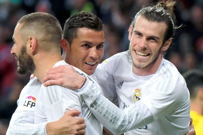 Trio penyerang Real Madrid, Gareth Bale, Karim Benzema, dan Cristiano Ronaldo, melakukan perayaan gol saat melawan Sevilla di Stadion Santiago Bernabeu, Madrid, pada 20 Maret 2016.