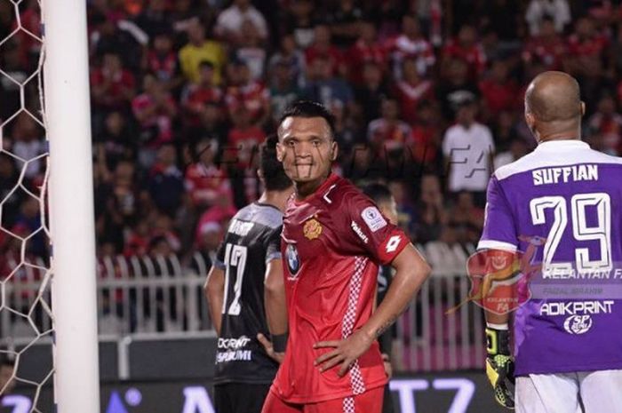 Penyerang Kelantan FA, Ferdinand Sinaga saat timnya menjamu Terengganu FA pada laga kedua Liga Super Malaysia 2018 di Stadion Sultan Muhammad IV, Kota Bharu, 6 Februari 2018.