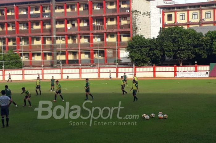 Timnas U-19 Indonesia menggelar sesi latihan di Stadion PTIK, Jakarta Selatan, Senin (17/9/2018)