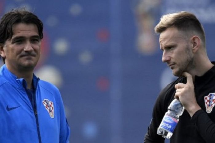 Zlatko Dalic dan Ivan Rakitic tampak berbincang pada saat latihan timnas Kroasia di Saint-Petersburg, 17 Juni 2018. 