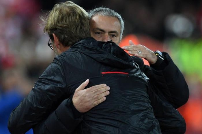 Juergen Klopp dan Jose Mourinho berpelukan menjelang kick-off partai Liga Inggris Liverpool lawan Manchester United di Anfield, 17 Oktober 2016.