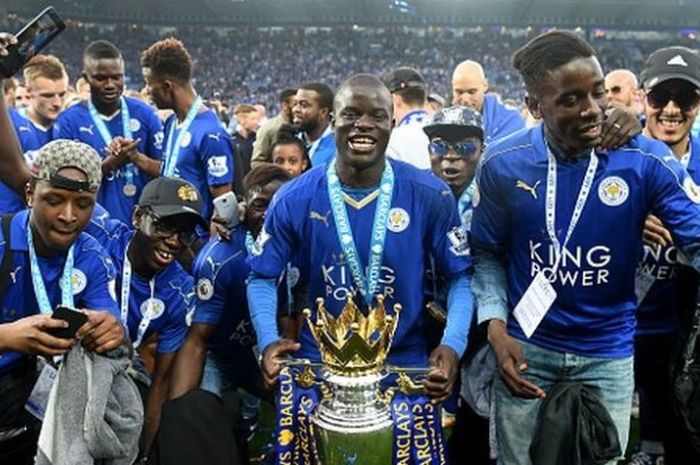 Gelandang Leicester City, Ngolo Kante, memegang trofi Premier League usai pertandingan kontra Everton di King Power Stadium, Leicester, Inggris, 7 Mei 2016.