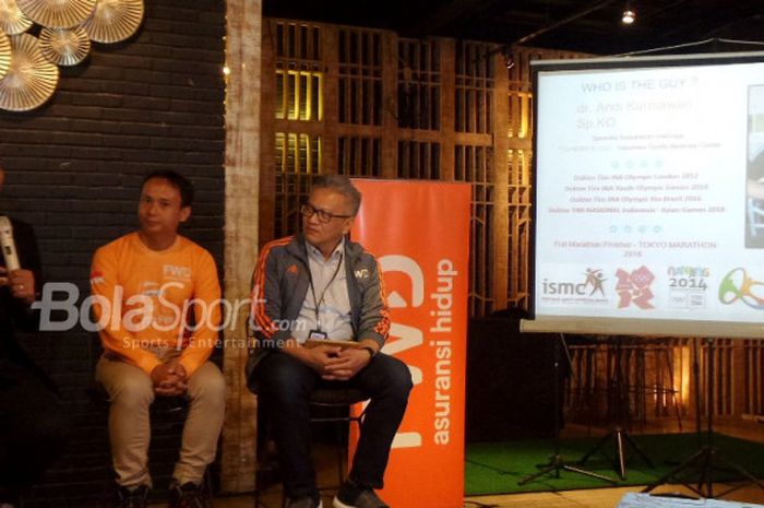 Spesialis Kedokteran Olahraga dari Indonesia Sports Medical Centre, dr. A. Andi Kurniawan Sp. KO. (kiri), berbicara dalam acara media briefing FWD North Pole Marathon di Kaffeine, SCBD, Jakarta, Rabu (28/3/2018).