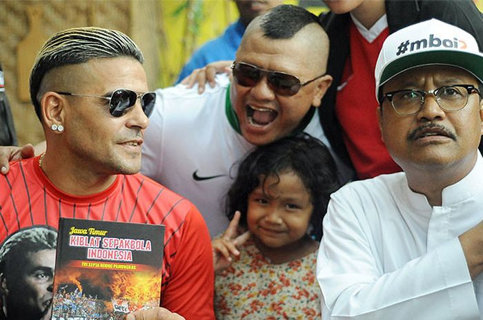 Cristian Gonzales (kiri) saat bertemu Gus Ipul (kanan) Kedai ketan Punel d’Bungkul Surabaya, Jawa Timur, Kamis (19/04/2018) sore.