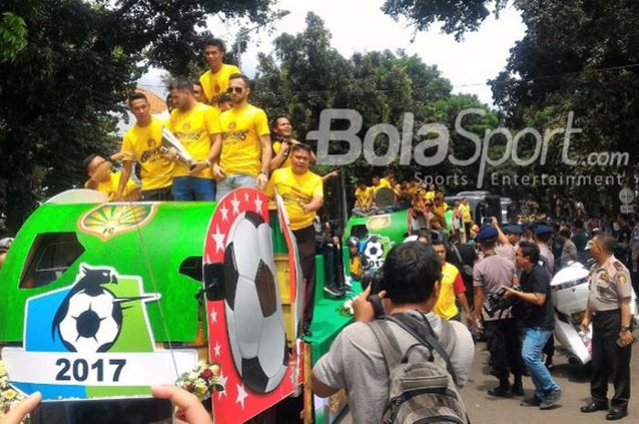 Arak-arakan pemain Bhayangkara FC setelah menjuarai Liga 1 2017 dari Mabes Polri sampai Stadion PTIK, Kebayoran Baru, Jakarta Selatan, Selasa (12/12/2017)