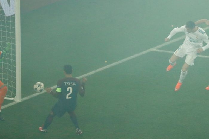  Megabintang Real Madrid, Cristiano Ronaldo (kedua dari kanan), mencetak gol via sundulan dalam laga leg kedua babak 16 besar Liga Champions kontra Paris Saint-Germain di Stadion Parc des Princes, Paris, Prancis, pada 6 Maret 2018. 