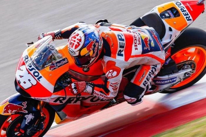 Pebalap Repsol Honda asal Spanyol, Dani Pedrosa, memacu motornya pada sesi latihan bebas hari pertama GP Argentina di Autodromo Termas de Rio Hondo, Jumat (1/4/2016).