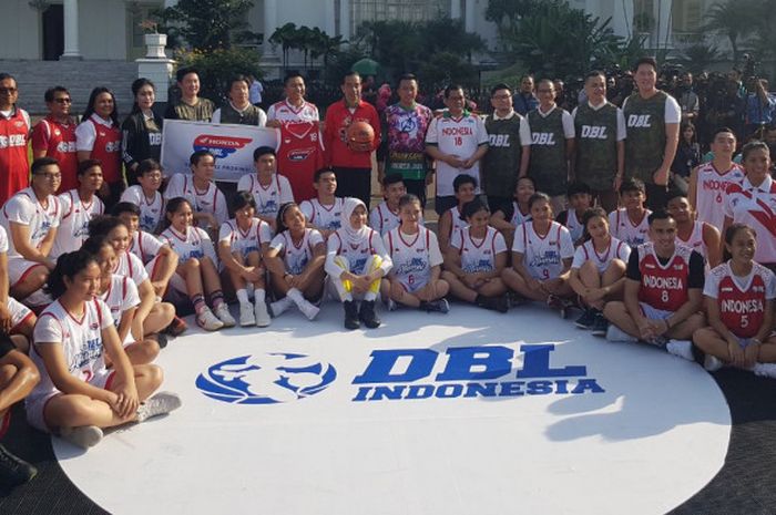 Menteri Pemuda dan Olahraga Imam Nahrawi berfoto dengan Presiden Joko Widodo dan Menteri Sekretaris Kabinet Pramono Anung, serta para pemain Developmental Basketball League (DBL), di Halaman Belakang Istana Bogor, Jawa Barat, Sabtu (12/5/2018) pagi.