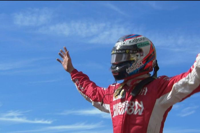 Kimi Raikkonen merayakan keberhasilannya menang balapan GP AS 2018 di Circuit of the Americas, Austin, Senin (22/10/2018) dini hari WIB.