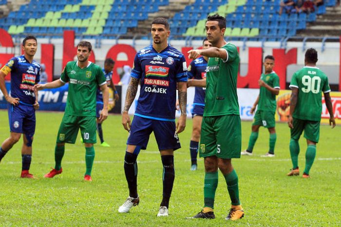 Pemain Persebaya Surabaya Otavio Dutra Mengawal Pemain Arema FC Arthur Cunha pada Piala Gubernur Kaltim 2018 