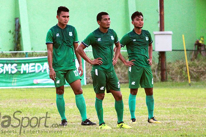 Legimin Rahardjo (tengah), Dani Pratama, dan Gusti Sandria, saat mengikuti latihan rutin di Stadion Kebun Bunga, Medan.