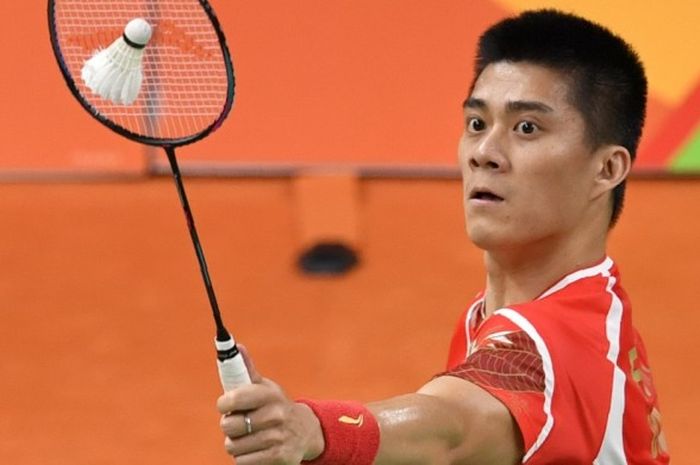 Pebulu tangkis spesialis ganda asal China, Fu Haifeng, saat bertanding melawan Kim Gi-jung/Kim Sa-rang (Korea Selatan), pada laga babak perempat final Olimpiade Rio 2016. Fu yang berpasangan dengan Zhang Nan tampil sebagai pemenang.