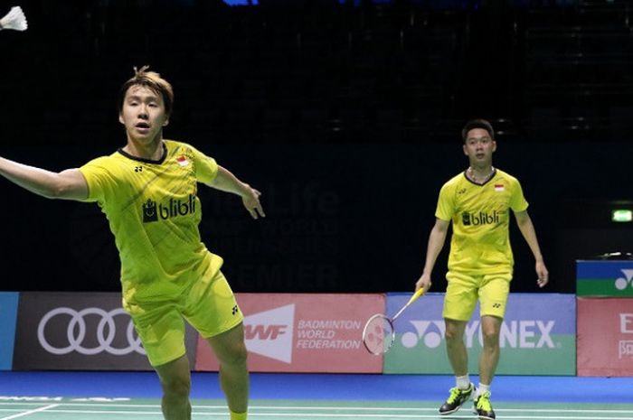 Pasangan ganda putra Indonesia, Marcus Fernaldi Gideon/Kevin Sanjaya Sukamuljo, mengembalikan kok ke arah Li Junhui/Liu Yuchen (China) pada laga akhir penyisihan Grup A BWF Superseries Finals 2017 yang berlangsung di Hamdan Sports Complex, Dubai, Jumat (15/12/2017).