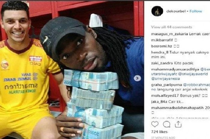 Alan Henrique dan Mohamadou Alhadji berfoto sambil membawa tumpukan uang setelah laga Sriwijaya FC melawan Mitra Kukar.