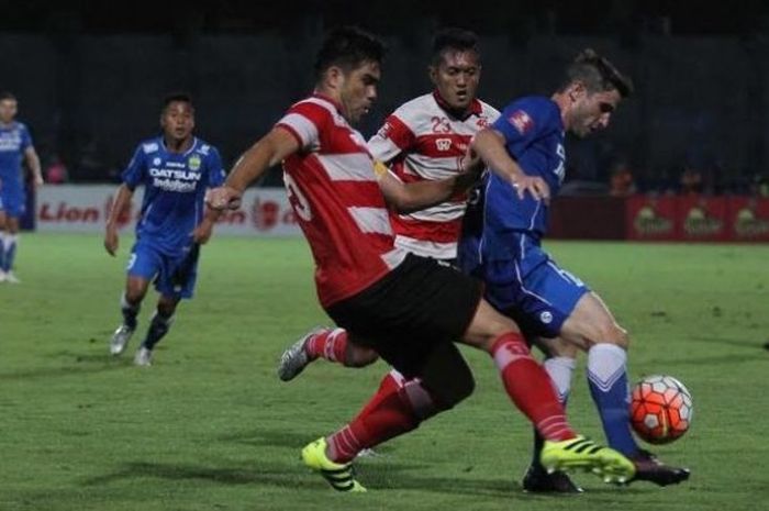 Dua pemain belakang Madura United, Fabiano Beltrame (kiri) dan Gilang Ginarsa mencoba menganggu pergerakan playmaker Persib, Robertino Pugliara di Stadion Gelora Bangkalan, Sabtu (8/10/2016) malam.