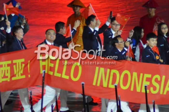 Defile China membawa spanduk saat upacara pembukaan Asian Para Games 2018 di Stadion Gelora Bung Karno, Jakarta, Sabtu (6/10/2018).