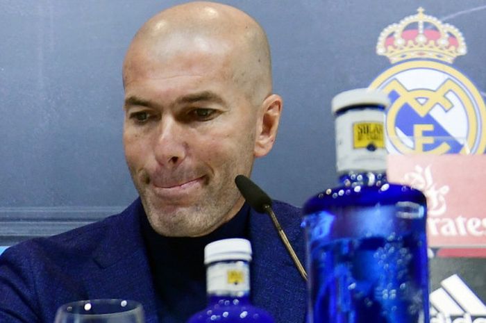 Ekspresi Zinedine Zidane saat mengonfirmasi mundur sebagai pelatih Real Madrid di Valdebebas, Madrid, Spanyol, pada Kamis (31/5/2018).