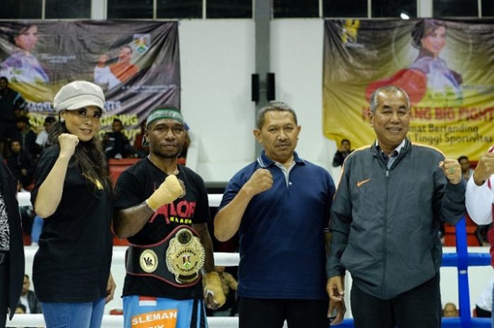 Peraih Sabuk Emas Walikota Magelang: Kelas ringan yunior 8 ronde: Alfius Maufani (Dirgantara Boxing Camp Yogyakarta) menang angka atas Master Suro (Master Cup Magelang).