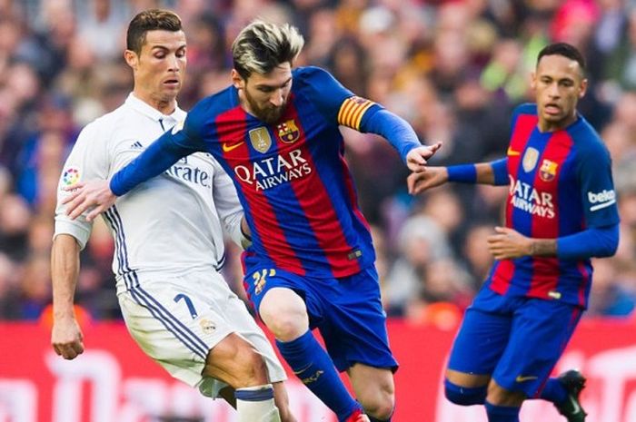 Megabintang Real Madrid, Cristiano Ronaldo, mencoba merebut bola dari kaki Lionel Messi (FC Barcelona) dalam laga di Camp Nou, 3 Desember 2016