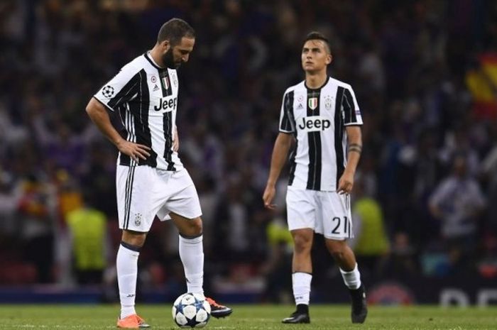 Ekspresi kekecewaan Gonzalo Higuain dan Paulo Dybala pada final Liga Champions 2017 antara Juventus dan Real Madrid di Millenium Stadium, Cardiff, pada Sabtu (3/6/2017).