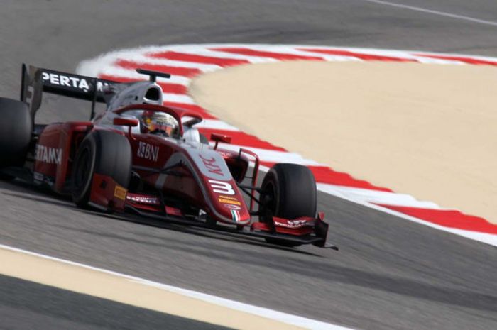 Sean Gelael pada Sprint Race Formula 2 di Sirkuit Sakhir, Bahrain, di mana dia mesti start dari pit lane akibat mesin mobilnya yang sempat mati.