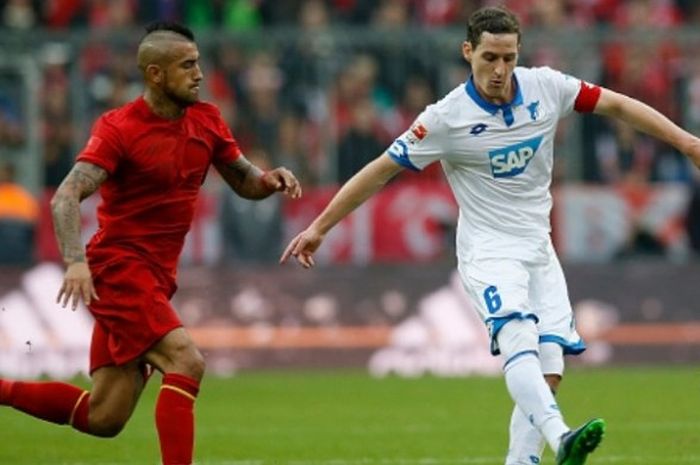 Gelandang Hoffenheim, Sebastian Rudy (kanan), berduel dengan Arturo Vidal dalam pertandingan Bundesliga melawan Bayern Muenchen di Allianz Arena pada 5 November 2016. 