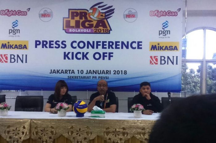 Direktur Proliga Hanny Surkatty (tengah) memberikan penjelasan jelang Proliga 2018 di Jakarta, Rabu (10/1/2018). 