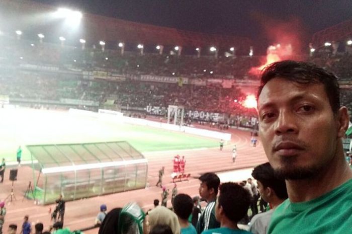 Pelatih Persik Kediri, Bejo Sugiantoro, menyaksikan laga uji coba antara Persebaya melawan PSIS Semarang di Stadion Gelora Bung Tomo, Minggu (19/03/2017).