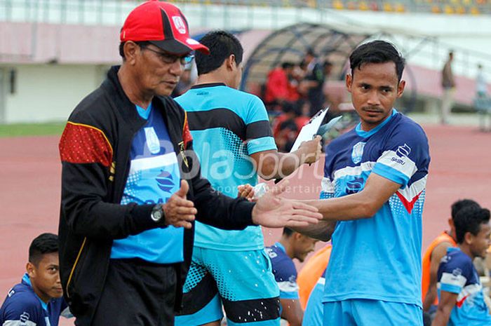 Pelatih Persis Solo, Freddy Muli (kiri), memberi instruksi kepada pemain dalam laga uji coba melawan tim PS Pemda di Stadion Manahan, Solo, Rabu (1/11/2017).
