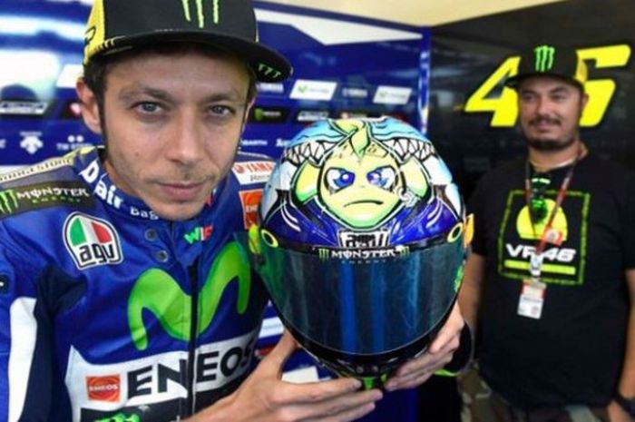 Valentino Rossi memamerkan desain helm spesialnya di MotoGP San Marino 2015.